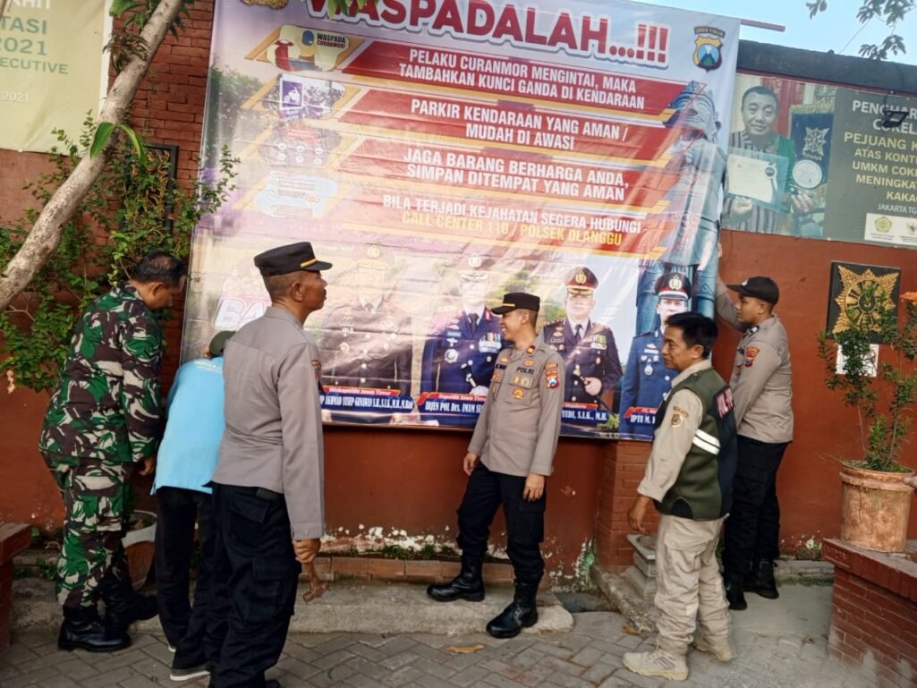 Cegah Kejahatan, Polsek Dlanggu Pasang Banner Bertuliskan Himbauan Bagi Masyarakat