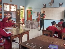 Babinsa Koramil 0815/14 Dlanggu Masuk Sekolah Beri Edukasi Pengenalan Pancasila