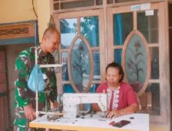 Babin Desa Latsari Dukung Warga Dalam Pembuatan Tas Terpal