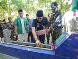 Mas Pj Wali Ziarah ke Makam Banser NU, Ajak Masyarakat Mojokerto Teladani Semangat Heroisme Riyanto
