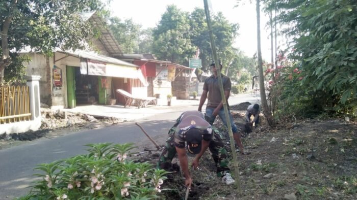 Anggota Koramil 0814/18 Jogoroto Melaksanakan Kegiatan Kerja Bakti Pembersihan Lingkungan