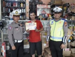 Satlantas Polres Gresik Kampanyekan Larangan Memasang Dan Menjual Knalpot Brong di Bengkel R2