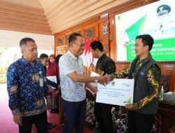 Serahkan Kepesertaan Kartu Jamsostek Bagi Penyelenggara Pemilu 2024, Sekdakot Mojokerto : Petugas Pemilu Harus Terlindungi