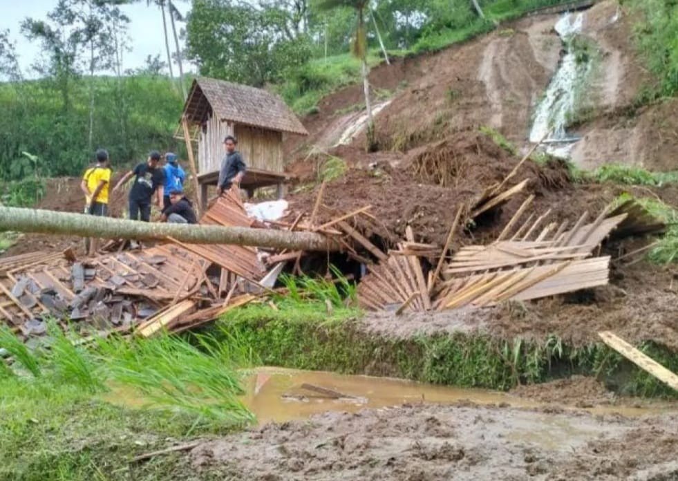 Menginap Di Villa Dua Wna Tewas Tertimbun Longsor Sekilas Media