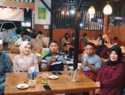 Puluhan Fans ASLID (Almera Sabrina Lovers) Indonesia Berbagi Takjil di Mojokerto