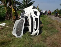 Laka KA Di Perlintasan Rel KA Desa Bajarwungu Tarik Dengan Mobil Ayla