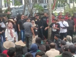 Aliansi Masyarakat Tulungagung Mengepung Kantor Dewan, Uji nyali Berbagai Aspirasi dilontarkan