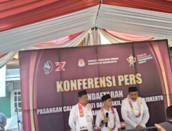 Diiringi Sholawat Nabi dan Ratusan Pendukungnya, Pasangan Gus Barra-Rizal Daftar Bacalon Bupati di KPU