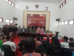 Pendaftar Pertama Calon Bupati Dan Calon Wakil Bupati Di Kantor KPU Jember, Gus Fawait Dan Joko Susanto Serasi Pakai Warna Merah Muda