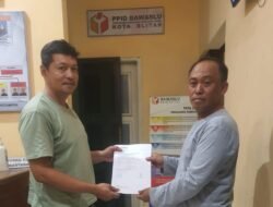 Usai Solat Jumat Temukan Pembagian Nasi Kotak Bertuliskan Mas Ibin – Mbak Elim , Warga Kota Blitar Lapor Ke Bawaslu