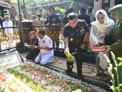 Danrem 082/CPYJ Ziarah Rombongan Dan Tabur Bunga Di Makam Alm. KH. Abdurrahman Wahid Tebu Ireng