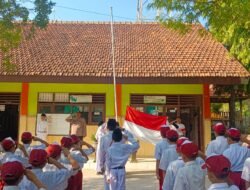 Jadi Pembina Upacara, Kanit Binmas Polsek Mantup Tekankan Pencegahan Bullying dan Kekerasan di Sekolah