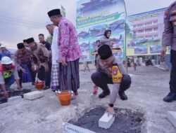 Kapolres Lamongan Lakukan Peletakan Batu Pertama Pembangunan Masjid Jaman Raysaah