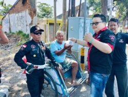 Tradisi Jumat Berkah DPC GRIB Jaya Kota Kediri, Bagikan Ratusan Nasi Kotak Di Perempatan Lampu Merah Kelurahan Mrican.
