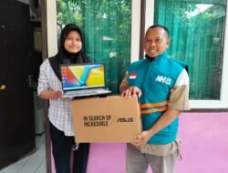 Mahasiswa Unesa Penyandang Disabilitas Asal Gresik Dapat Bantuan Laptop dari Nurul Hayat