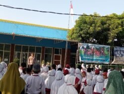 Dalam Upacara Bendera, Kanit Binmas Polsek Krian Edukasi Pelajar Bijak Medsos