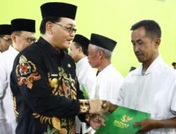 Pjs. Bupati Blitar Menyalurkan Pentasyarufan Baznas Program Bedah Rumah