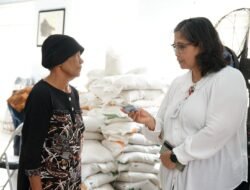 Pj Wali Kota Kediri Tinjau Penyaluran Bantuan Pangan Cadangan Beras Pemerintah di Kelurahan Pojok dan Kelurahan Ngampel