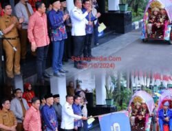 Sekretaris Daerah Kota Palembang H. Aprizal Hasyim, S.SOS. MM Melepas Arak-Arak’an Nikah Massal Tahun 2024 