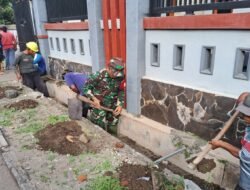 Ciptakan Lingkungan Bersih, Babinsa Koramil 0808/20 Sananwetan Kerja Bakti Bersama Warga