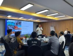 Corporate Executive Chef Archipelago Internasional Memberikan Materi Pelatihan Food Safety di Aston Inn Jemursari