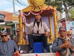 Tampil Ala Jenderal Sudirman, RT 5 Harumkan Nama Dusun Dalam Kirab Budaya Ruwat Desa Balongtani