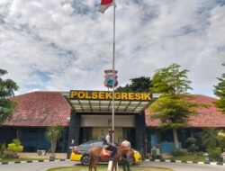 Dengan Menunggang Kuda, Kapolsek Gresik Kota Lakukan Patroli