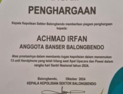 Anggota Banser Balongbendo Dapat Piagam Penghargaan Dari Kapolsek Telah Menemukan 13 Hp Di Dalam Tas Plastik