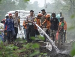Kasat Lantas Polres Mojokerto Bersama Relawan Bangun Ulang Tumpukan Sekam Jalur Penyelamat Rem Blong