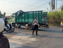 Cegah Terjadinya Laka Lantas, Polisi Polres Mojokerto Kota  Bersihkan Tumpahan Minyak di Jalan Raya Gedeg