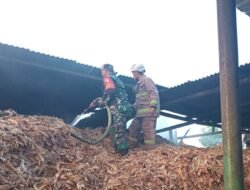 Gerak Cepat, Babinsa Desa Kebonagung Bantu Padamkan Kebakaran Gudang Sepah Tebu