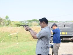 Tingkatkan Keterampilan Anggota, Polres Lamongan Gelar Latihan Menembak
