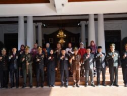 Peringati Hari Sumpah Pemuda, PJs. Bupati Mojokerto Serahkan Penghargaan bagi Para Pemuda Berprestasi