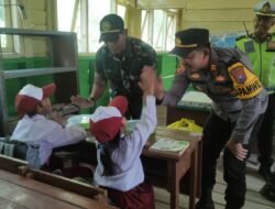 Gembiranya Bocah SD Terpencil di Sidoarjo Saat Diberi Makan Siang Gratis Bergizi Oleh Polisi dan TNI