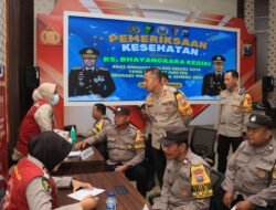 Kesiapan PAM TPS Pilkada 2024, Personel Polres Kediri Kota Periksa Kesehatan dan Pembagian Vitamin