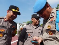 Usai Apel Pagi, Wakapolres Gresik Cek HP Anggotanya Pastikan Tidak Ada Aplikasi Judi Online