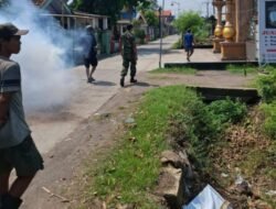 Antisipasi DBD, Babinsa Penompo Koramil Jetis Bareng Nakes Ajak Warga Jaga Kebersihan Lingkungan