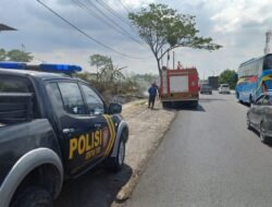 Aksi Sigap, Kapolsek Turi Bersama Anggota dan PMK Padamkan Kebakaran Akibat Puntung Rokok