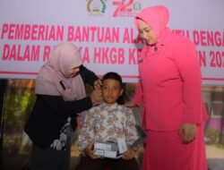 Bhayangkari Cabang Gresik Beri Bantuan Alat Bantu Dengar ke SLB Kemala Bhayangkari 2 Gresik