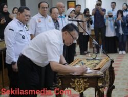 Pj Wali Kota Palembang Lantik 12 Komunitas Peduli Sungai Peduli Banjir