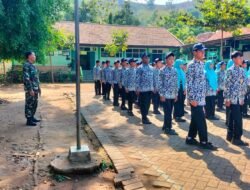 Tanamkan Disiplin dan Tanggung Jawab Babinsa Koramil Gondang Latihkan Dasar PBB Ratusan Siswa SMPN