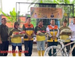 Penyerahan Kelengkapan Kerja Petugas Kebersihan Dinas Lingkungan Hidup Kota Palembang