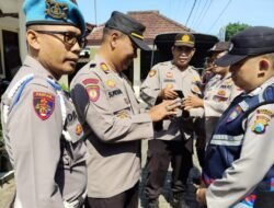 Pemberantasan Judi Online, Kapolsek Nongkojajar Gelar Apel untuk Periksa HP Anggota Polri