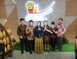 Dukung Industri Lokal, Calon Bupati Mojokerto Ikfina Fahmawati Kunjungi Pabrik Roti Mawar Jatirejo