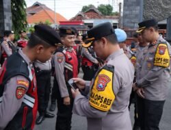 Pastikan Tidak Terlibat Judi Online, Kapolsek Lamongan Sidak Hp Seluruh Anggota