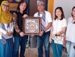 Kado Khusus Mr D di Perayaan Dies Natalis ke-60 Stikosa AWS