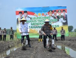 Dukung Ketahanan Pangan, Polres Gresik Gelar Menanam Jagung di Desa Karang Andong