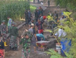 Bangun Plengsengan Jalan Desa, Kodim 0815/Mojokerto Gelar Karya Bakti TNI Satkowil Semester II TA 2024