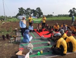 Kapolsek Dlanggu Gelar Jumat Curhat Bareng Gapoktan sambil Makan Nasi Bungkus