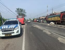 Unit Gakkum Satlantas Polres Lamongan Evakuasi Korban Kecelakaan di Jalan Lamongan-Babat